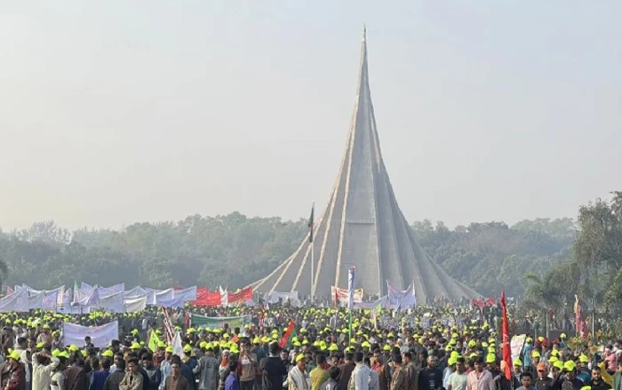 জাতীয় স্মৃতিসৌধে মানুষের উপচে পড়া ভিড়